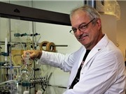 Nhà hóa học đoạt giải Nobel giảng bài về Hóa học Click tại Hà Nội và TPHCM